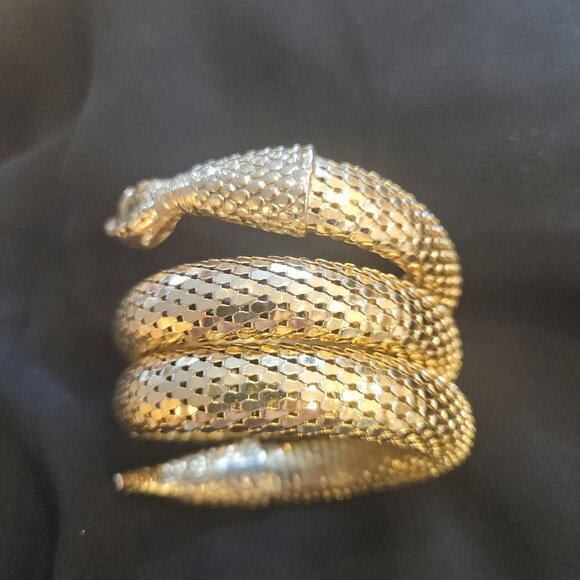 VINTAGE GOLD TONE COILED MESH SNAKE BRACELET - Picture 3 of 7